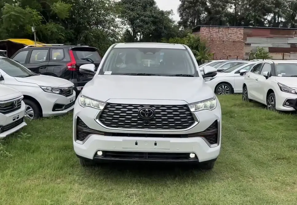 Toyota Innova Hycross Auto 2025
